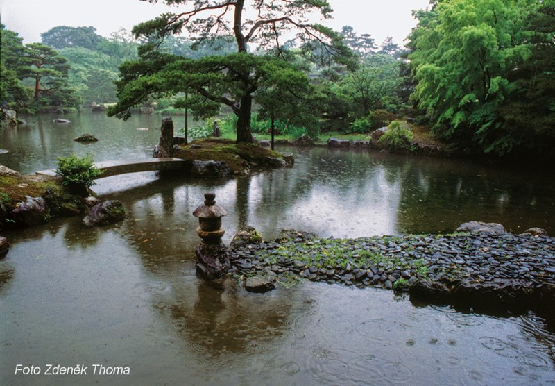Jezero v zahradě vily Kacura zdobí zminiaturizovaná přírodní scenérie - slavná písečná kosa Ama no hašidate.