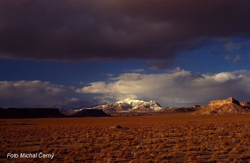 Široké náhorní plošiny, stolové hory a sněhem poprášené čtyřtisícovky. To je zima v horské poušti centrálního Íránu.