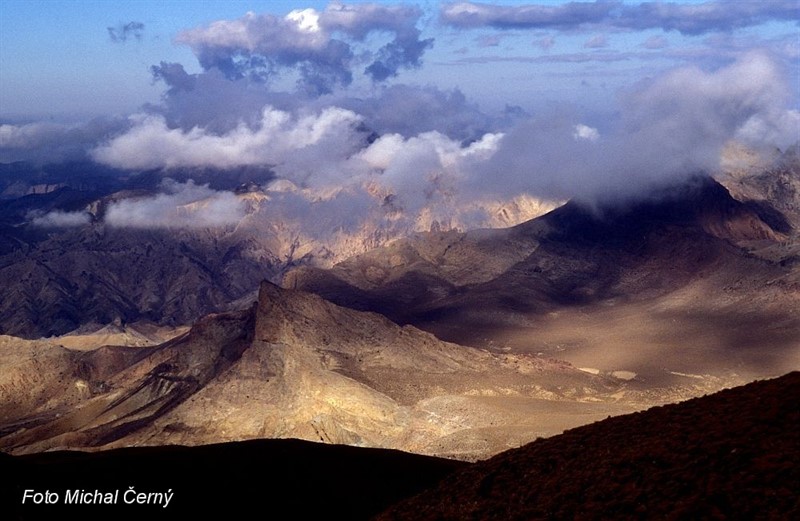 Divoká a nepřístupná horská poušť na hranicích Íránu a Pákistánu.