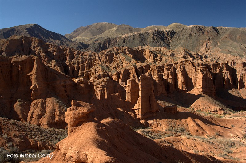 Miniaturní pouště v kyrgyzském Ťan-Šanu byly překvapením. Pískovcové stěny a věže vysoké přes 100 m by byly všude národním parkem s návalem turistů. Tady většinou nepotkáte nikoho.