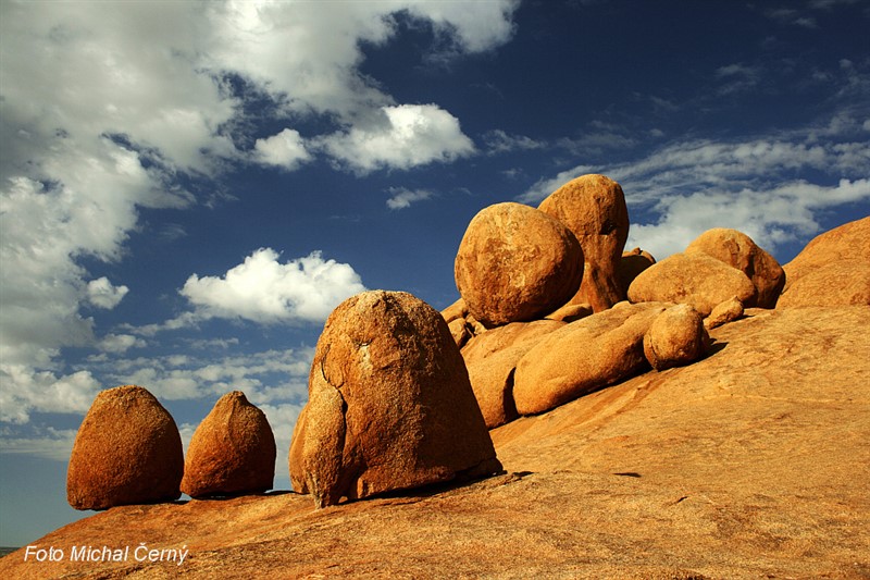 Vítr je talentovaný sochař, který v žulových skalách vytváří podivuhodné tvary. Namib, skalní masív Bushman´s Paradise.