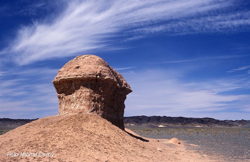 Také v Gobi se najdou zvláštní skalní útvary vymodelované vodou a větrem.