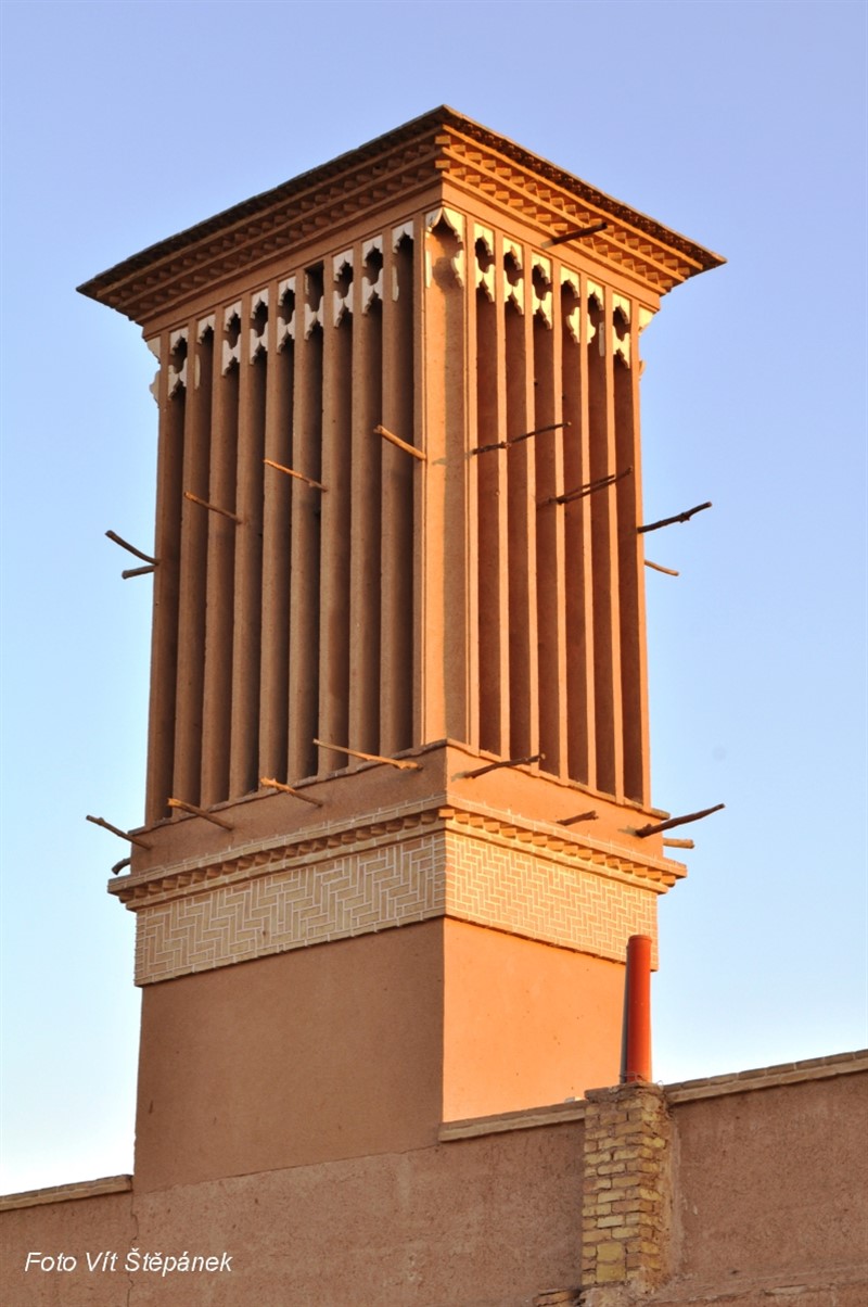 Jeden z badžírů, větrných věží, které obstarávaly chlazení budov.
