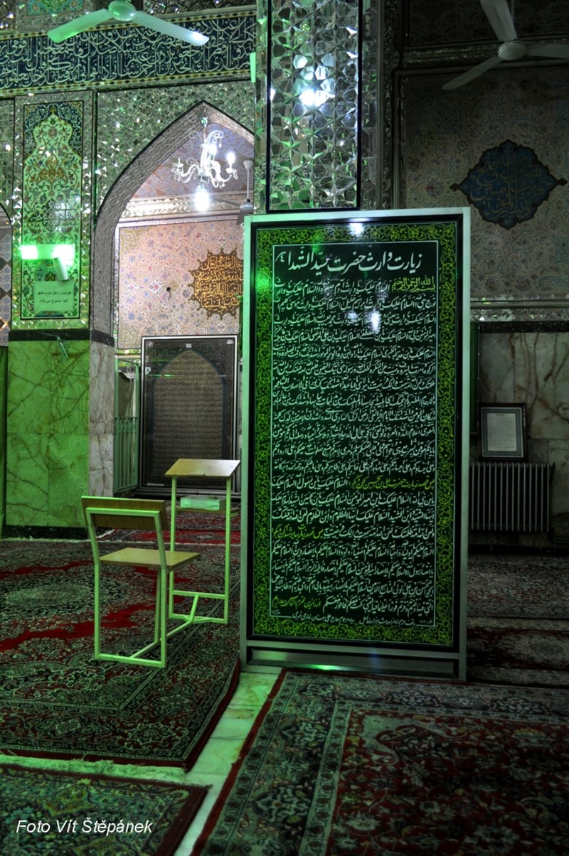 Interiér jedné z mnoha zdejších mešit