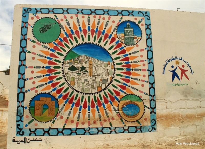 Na zdech městečka jsou nejen různá bojová a politická hesla, jako v jiných marockých městech, ale i obrázky, které dokazují, že místní mají své město prostě rádi.