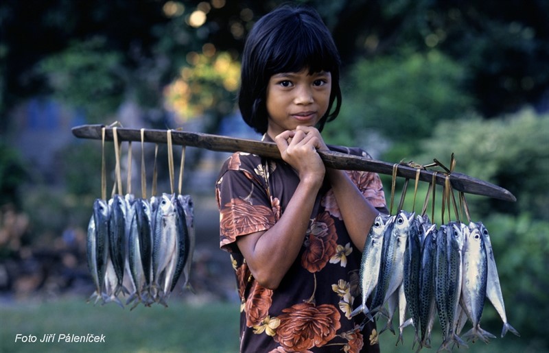 Mladá rybářka na Sulawesi