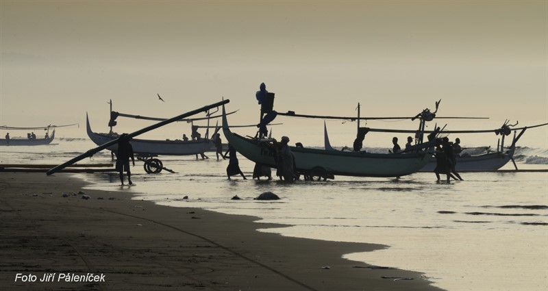 Ranní návrat rybářů na Bali