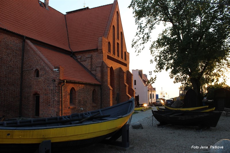 U bývalé radnice v Helu parkují loďky.