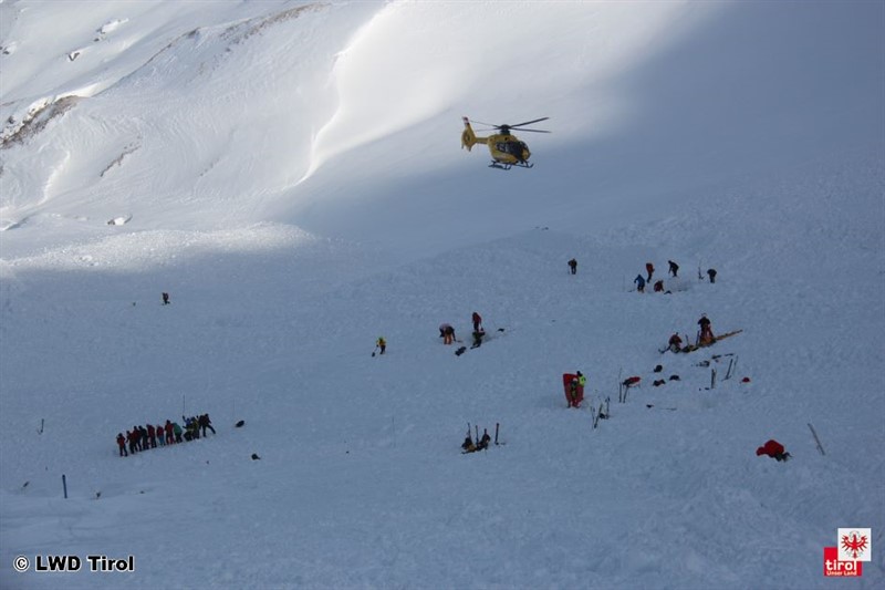 Situace po sobotním pádu laviny v Tuxerských Alpách v Tyrolsku , foto LWD Tirol