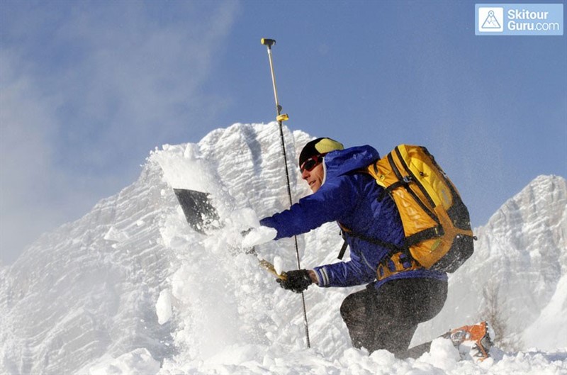 Instruktážní fotografie sondování a vyhrabávání z laviny - převzato ze skitourguru.com