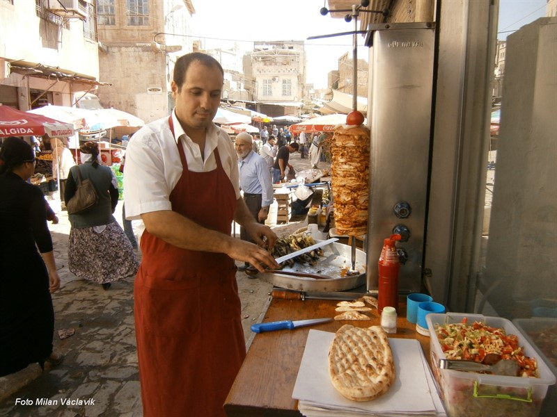 Kouzlo tureckého občerstvení - pravý kebab, chléb odnaproti a osvěžující ajran na závěr...