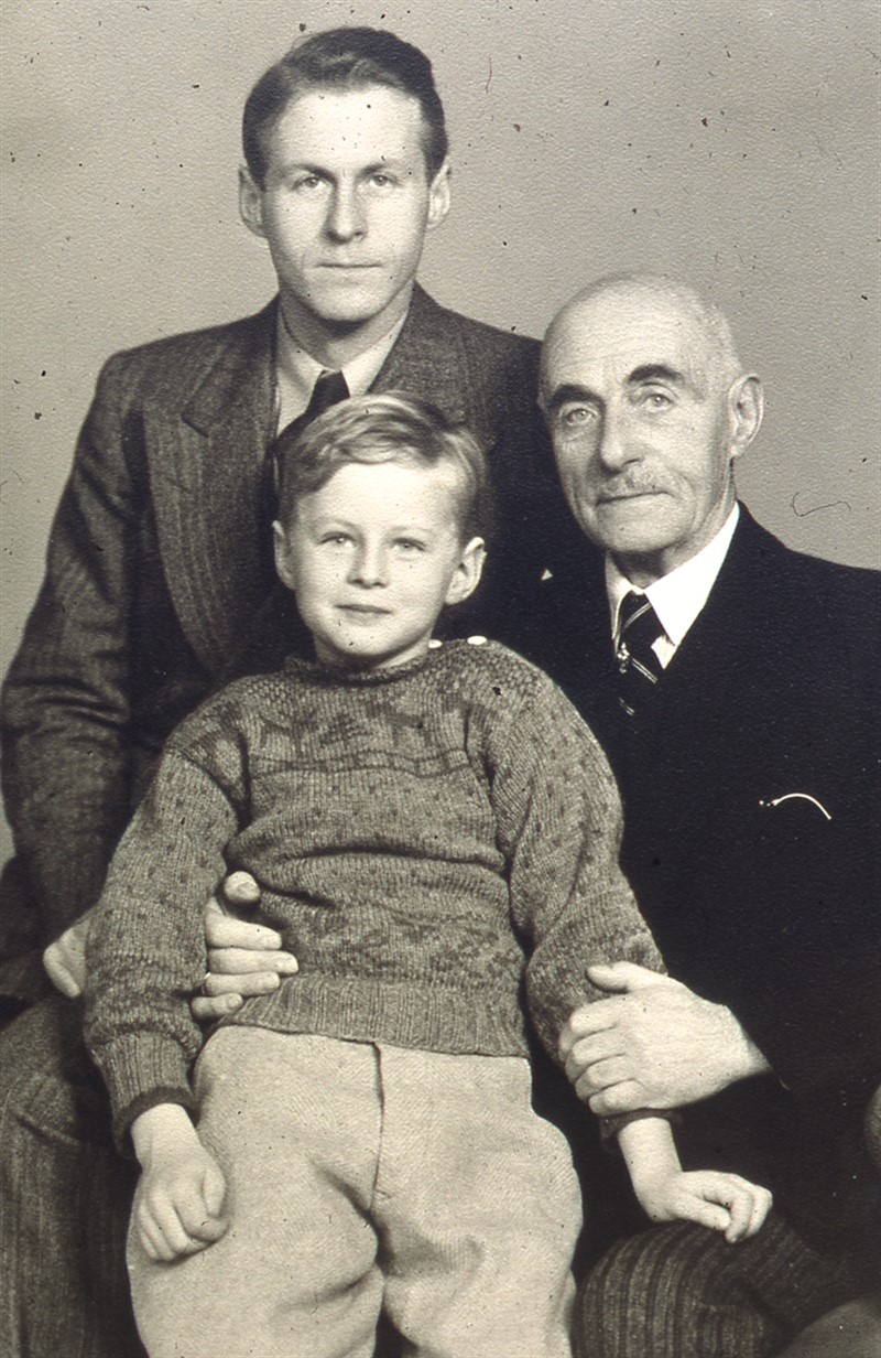 Malý Thor se svým otcem a dědečkem