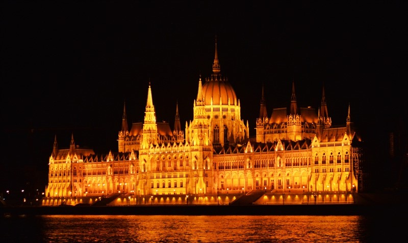 Zdejší parlament je jednou z největších vládních budov světa
