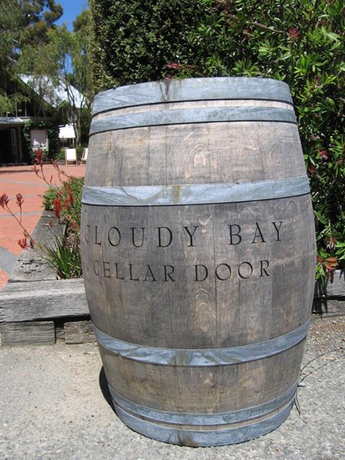 V ikonickém vinařství Cloudy Bay školí v dubových soudcích kromě svých vín Pinot Noir i některá vína bílá. Neodolatelná jsou vína Chardonnay a Sauvignon Blanc Te Koko