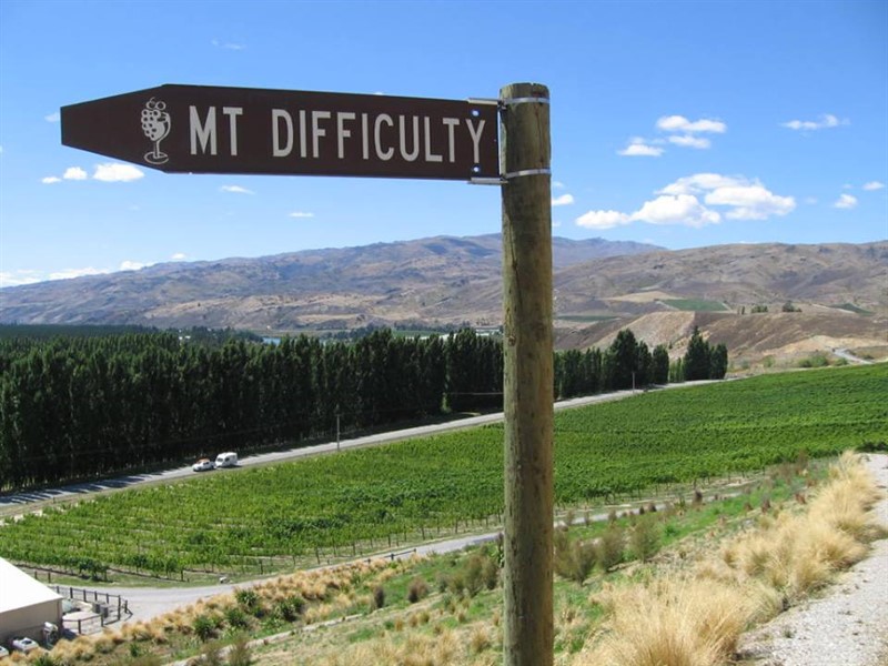 Mt Difficulty - Toto vinařství ze zlatokopeckého městečka Bannockburn v Central Otagu je téměř více než svými skvělými víny vyhlášeno špičkovou gastronomií. Rezervace v restaurantu vinařství je nutná!