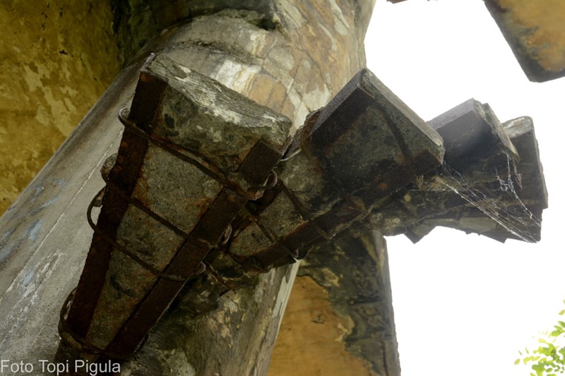 Detail schodiště pod skokanskou věž