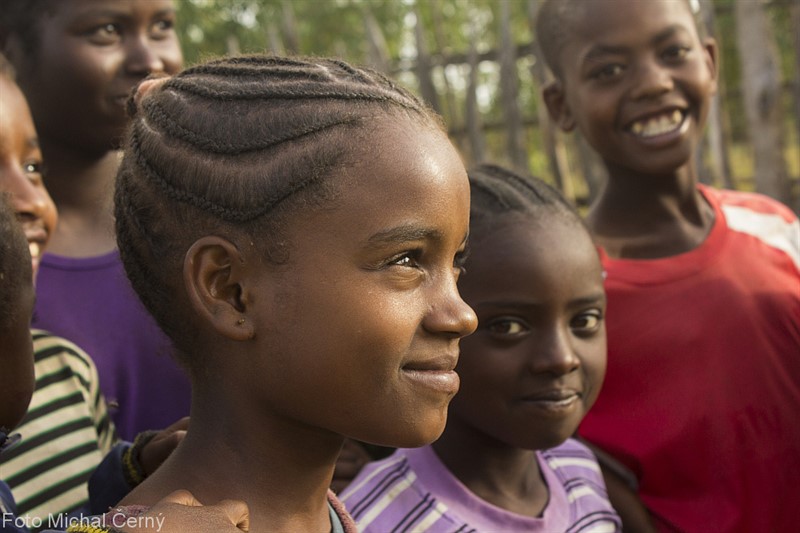 Na etiopských dívkách všeho věku mě fascinovaly jejich účesy. Své krásné husté vlasy mívají spletené do pramínků, proužků a ornamentů. Každý účes je originál.