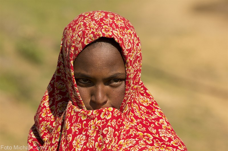 Tuto dívku jsme potkali u silnice cestou do národního parku Bale. Náleží do národa Oromo, jehož příslušníci jsou z velké části muslimové. 