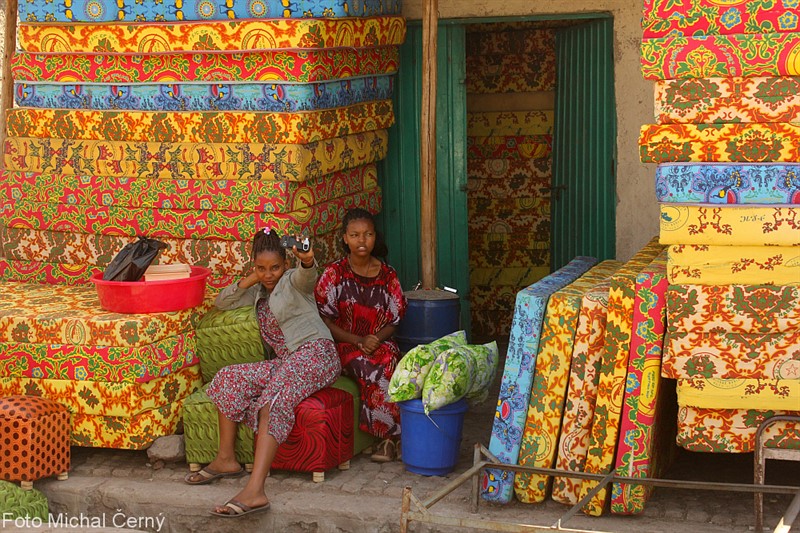 Na tržišti ve městě Awassa a v přilehlých ulicích se prodává vše, od potravin, přes keramiku, oděvy až po vybavení domácnosti. Je libo krásně barevnou matraci, pane?