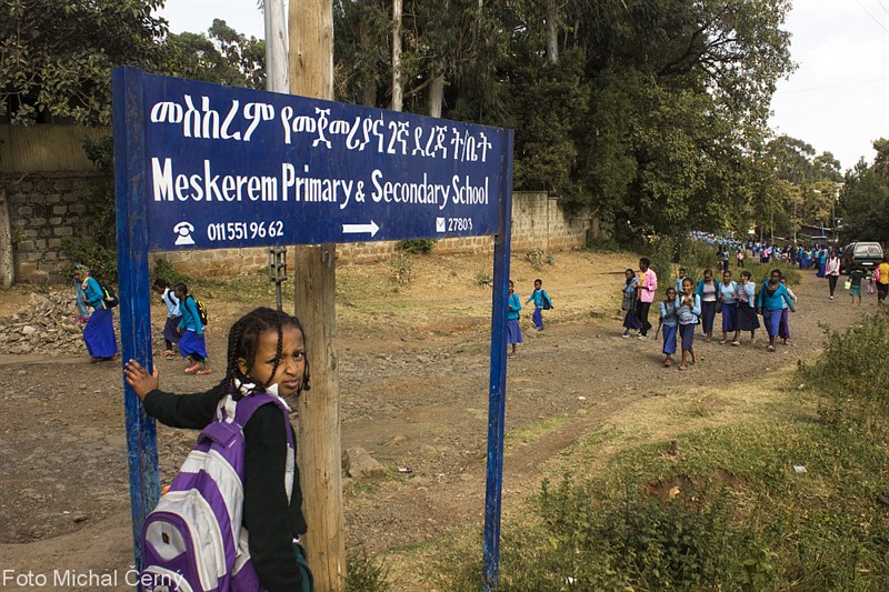 Také ve školách v hlavním městě Addis Abebě studuje neskutečné množství dětí. Po skončení vyučování se táhl had modrých školních uniforem snad kilometr daleko.