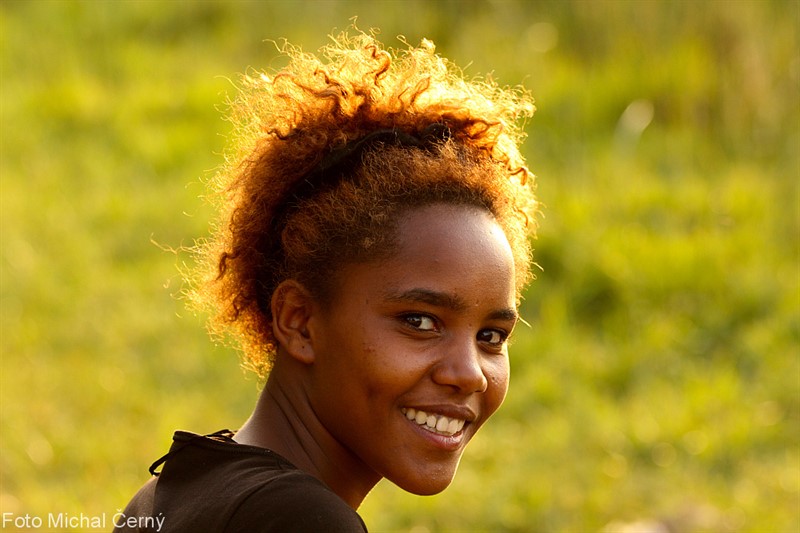 V Etiopii potkáte mnoho krásných dívek. Pleť mají spíš světle hnědou či bronzovou, než černou a nemívají výrazné negroidní rysy jako ženy z jižnější ch oblastí Afriky.