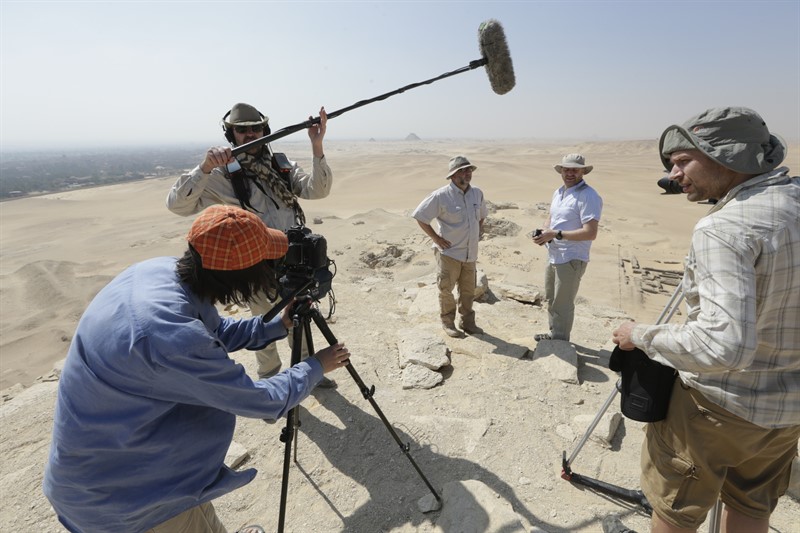 Miroslav Bárta a Petr Horký na vrcholu pyramidy při natáčení na vykopávkách v Egyptě. 
Foto: Martin Frouz 