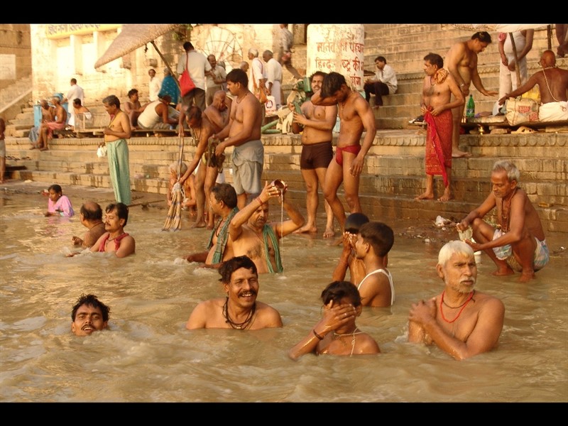 Ve Varanasi lidé koupel sdílejí s mrtvými, ne, nevadí to