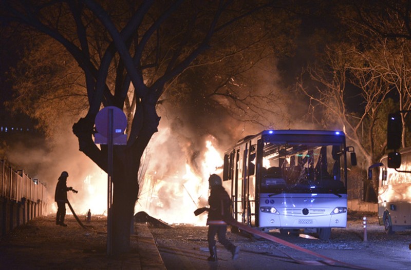 Účet za bombový útok na policejní autobus v Ankaře - 10 mrtvých. Zdroj: www.dailymail.co.uk