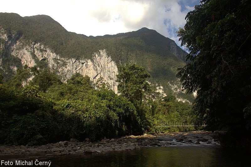 K transportu se v národním parku Gunung Mulu často využívají řeky obklopené pralesem a vysokými skalami