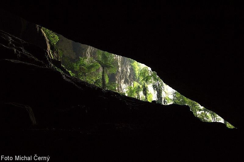 Impozantní vstup do jeskyně Deer Cave opravdu připomíná bránu do ztraceného světa minulosti