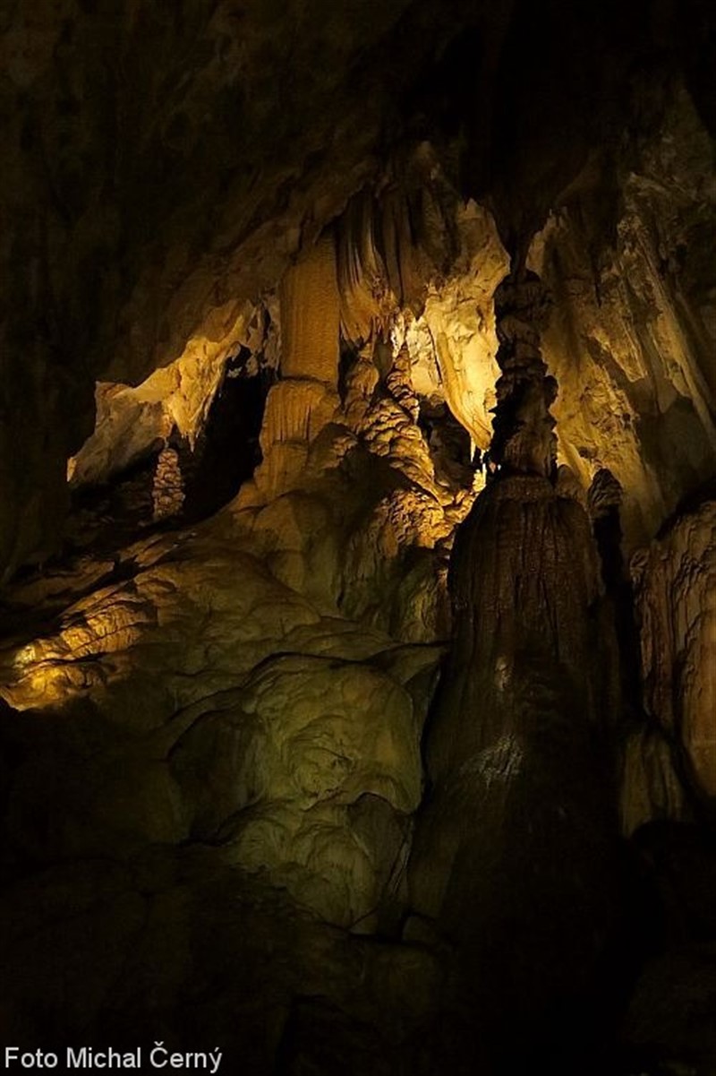 Bohatá krápníková výzdoba v jeskyni Wind cave