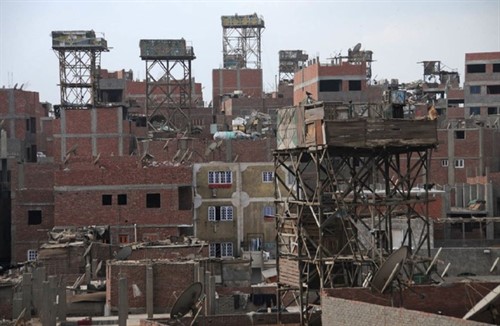 Na střechách káhirských domů je možné zahlédnout vysoké trámové konstrukce na jejichž vršku se nachází holubí ubikace. | http://www.citylab.com/ FOTO: Manuel Alvarez