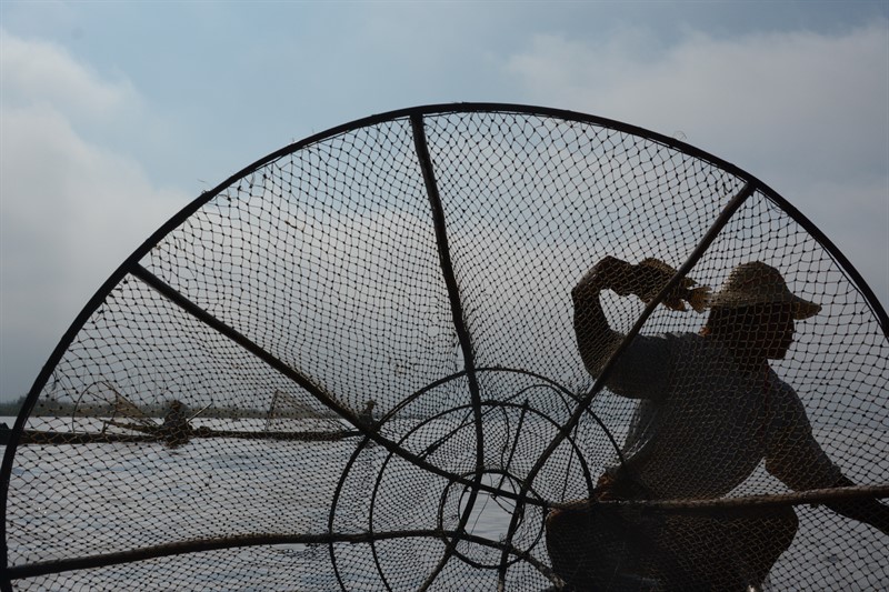 Tento rybář má novou práci - ukazuje turistům tradiční lov