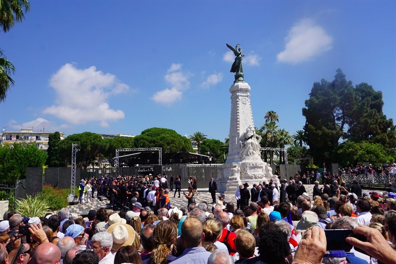 40 tisíc lidí v Nice během piety za oběti teroru pískali na polititky a skandovali "Odstoupit"!