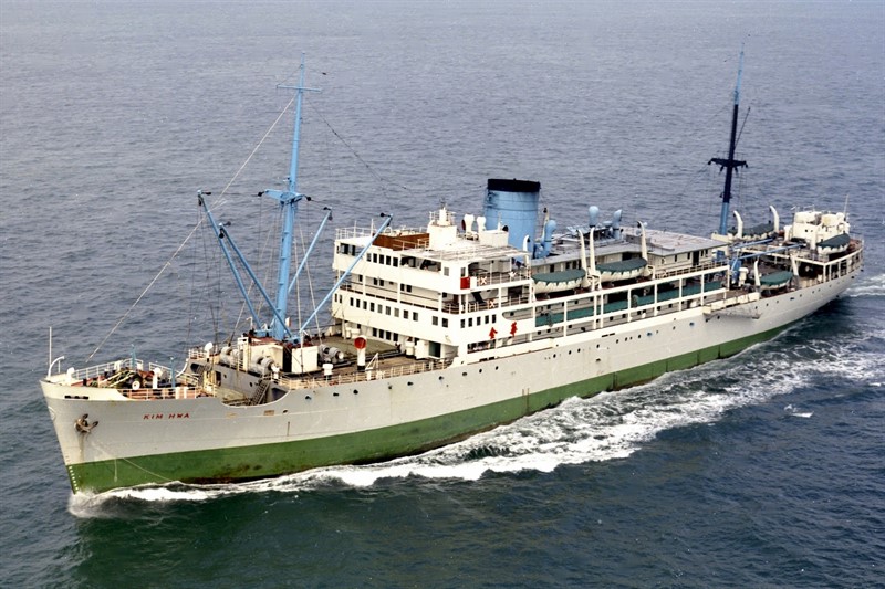 Loď Daressa na které se H+Z plavili z Irácké Basry do Pákistánu byla v provozu až do roku 1974, kdy se porouchala a byla sešrotována. Na snímku z roku 1972 je již pod názvem KIM HWA zachycena v Malackém průlivu. | www.7seasvessels.com
