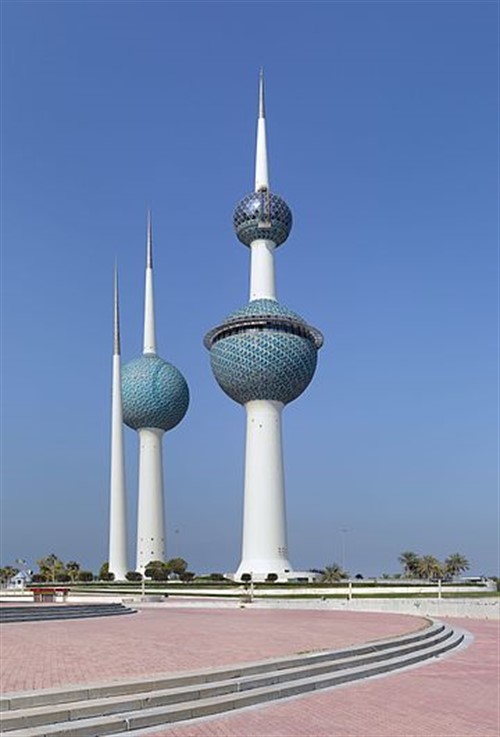 Skutečná dominanta Kuvajtu. Do provozu byly uvedeny v roce 1979 a jedná se o dílo Malene Bjørna. Oba zásobníky nesou dohromady 9 milionů litrů vody (ve třetím je technické zázemí). Mimo jiné se zde nachází i restaurace pro 90 lidí. Zásobníky byly od března 2012 do března 2016 z důvodu údržby mimo provoz. | https://en.wikipedia.org/wiki/Kuwait_Towers