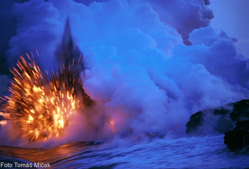 Kilauea - kontakt lávového proudu s Pacifikem (Havajské ostrovy)