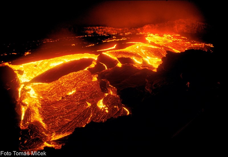 Kilauea, lávové jezero v kráteru Puu Oo se přelévá přes okraj (Havajské ostrovy)