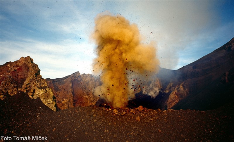 Stromboli - denní výbuch fotografovaný  ze dna kráteru (Liparské ostrovy) 