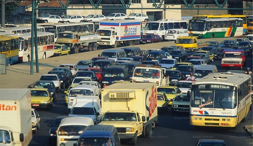 Dopravní nehody byly v Brazílii problém takřka odjakživa. V roce 2012  byl počet obětí nehod více než čtyřicet tisíc lidí. Na fotografii je zachycena dopravní situace v současnosti. | http://nigeldickinson.photoshelter.com/
