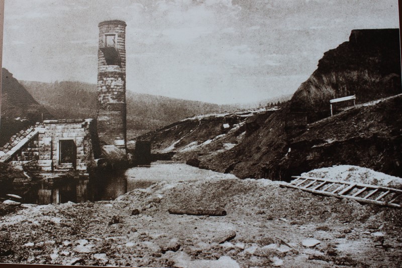 Zbytky hráze a šoupátková věž po protržení přehrady