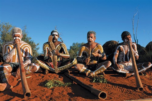 Aboriginci s jejich tradičním hudebním nástrojem - didgeridoo. |www.jennytalia.com