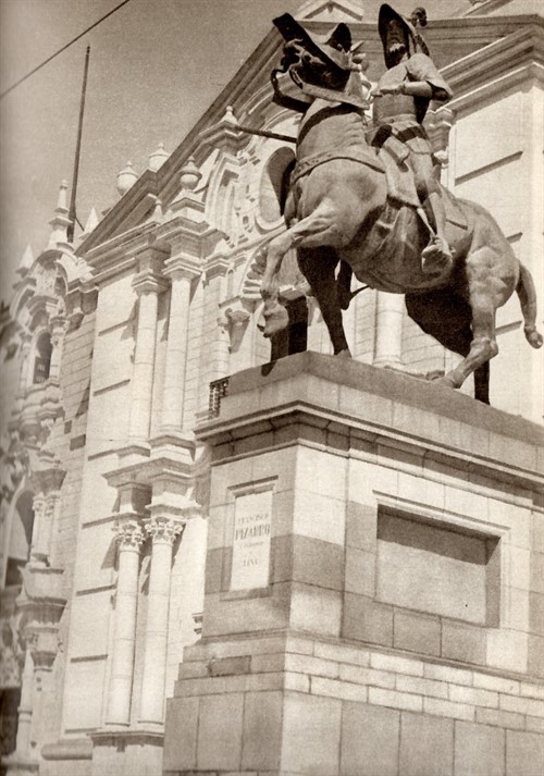 Konkistador? na koni ještě na Náměstí zbraní | Foto: Muzeum jihovýchodní Moravy Zlín, Archiv H+Z, autor: Jiří Hanzelka a Miroslav Zikmund
