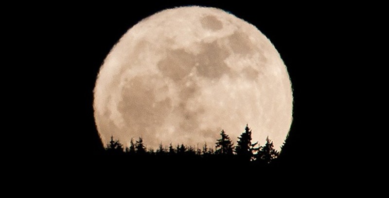 Vycházející Měsíc (foto  Aleš Majer)