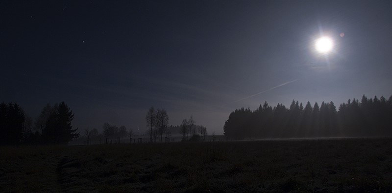 Noční krajina během úplňku (foto Martin Gembec)