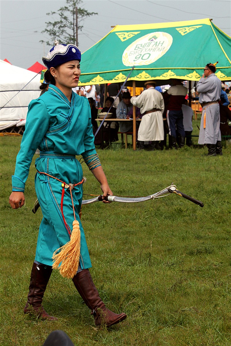 Mongolská „amazonka“. Lukostřelba je jediný ze třech sportů Naadamu, který je přístupný ženám.