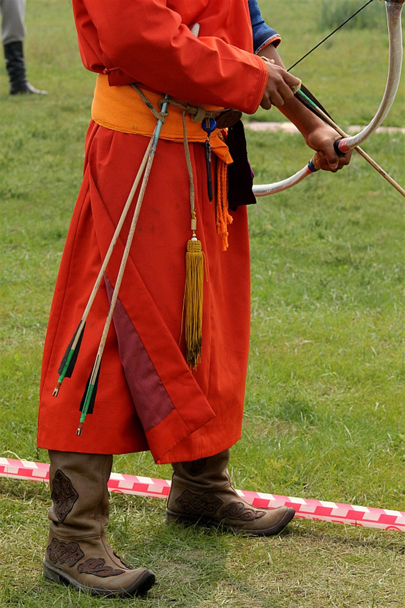 Lukostřelci jsou oblečení v tradičních oděvech s typickými doplňky, stejně jako před staletími.