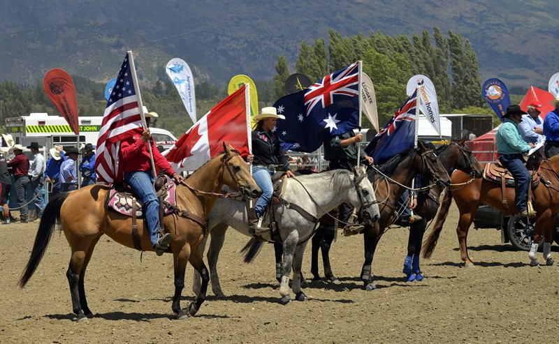 V jedenáct dopoledne zahajuje rodeo hymna a čestné kolo s vlajkami zemí účastníků – Nový Zéland, Kanada, USA