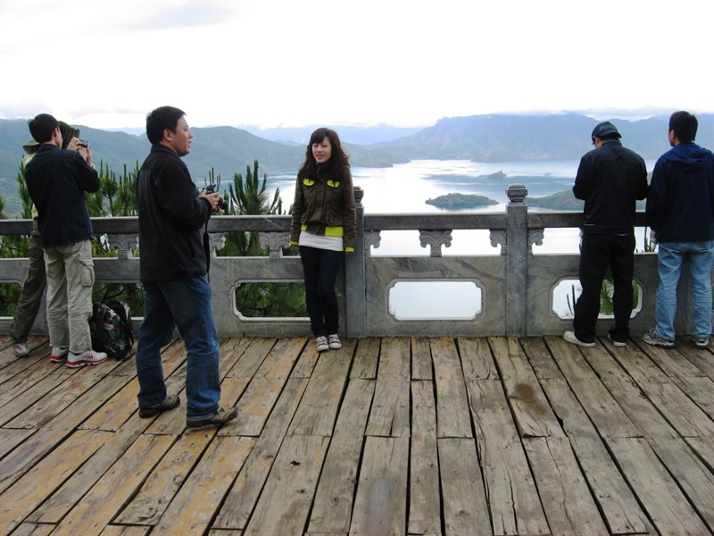 Čínští  turisté u jezera Lugu