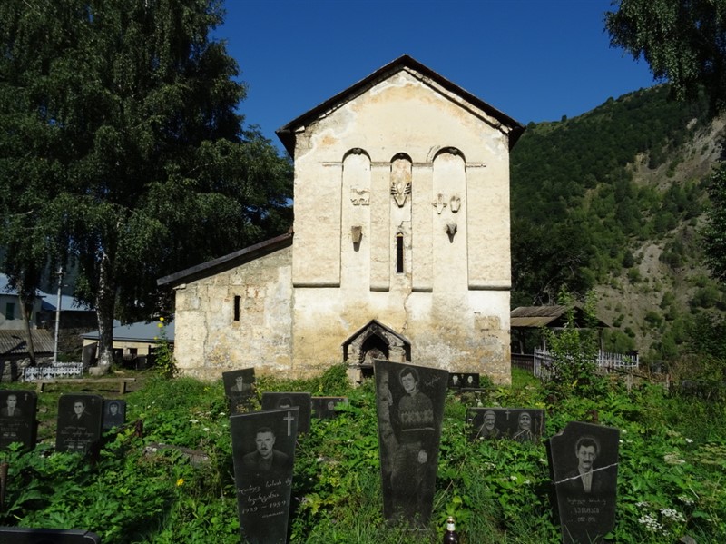  Kostel ve vesnici Ipari známý kombinací křesťanských a předkřesťanských symbolů ve výzdobě